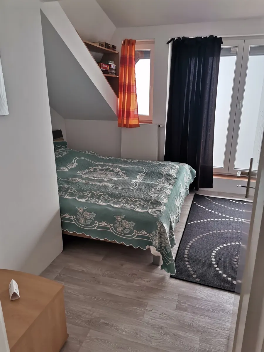 Schlafzimmer mit Doppelbett