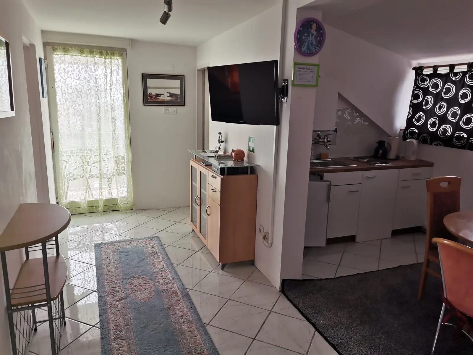 Kompakte Küche des Apartments