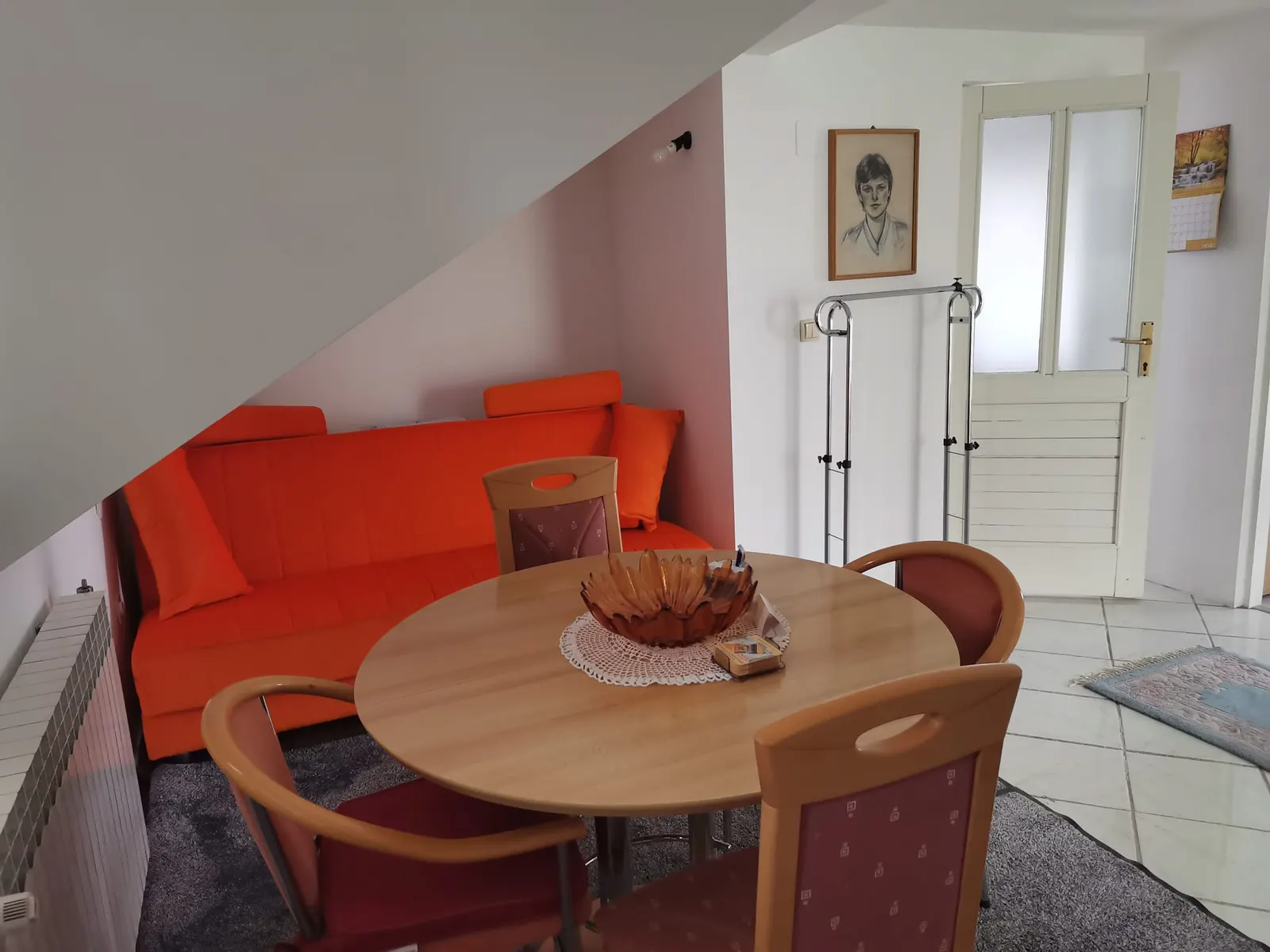 Runder Esstisch und gemütliche Lounge