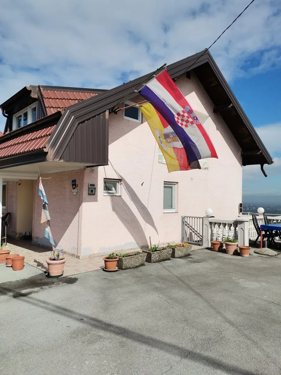 Panorama Apartman von der Straße aus gesehen
