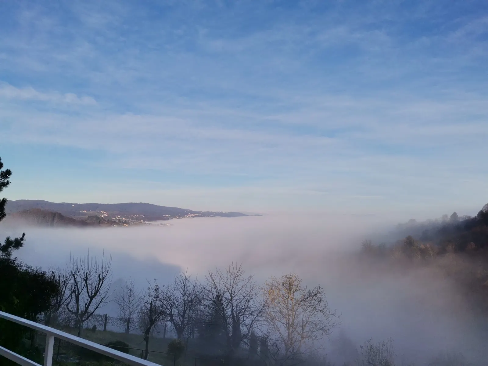 Morgennebel über dem Tal bei Samobor