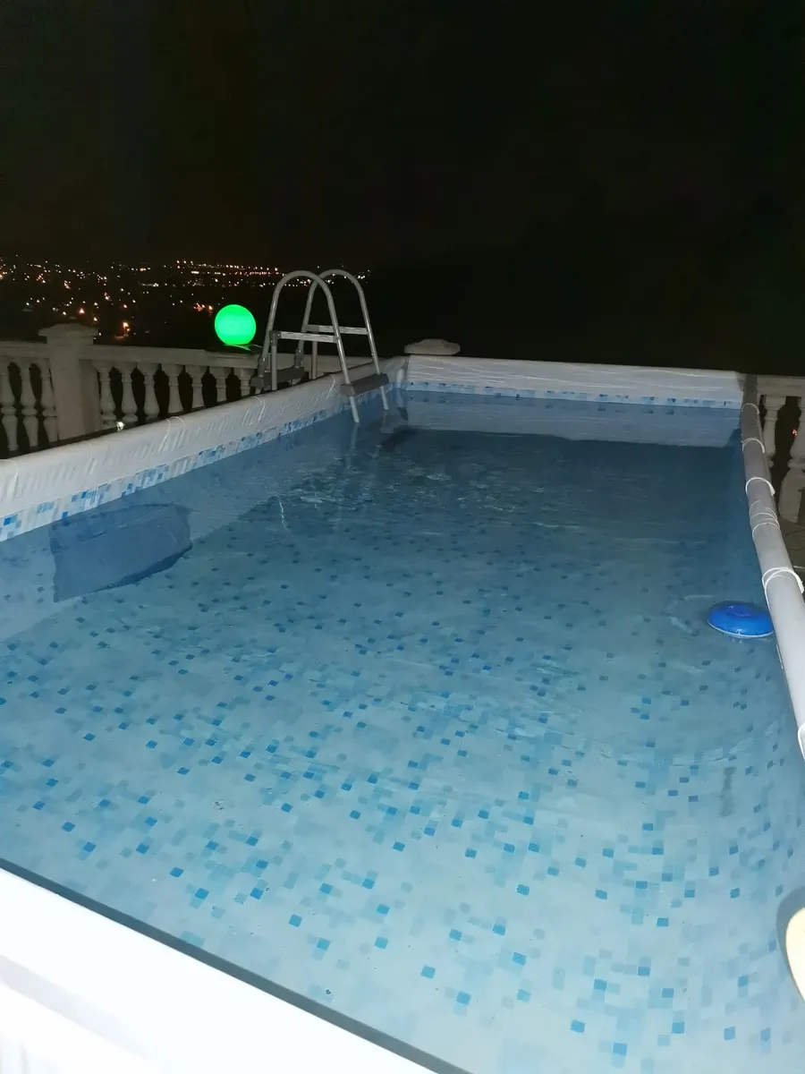 Beleuchteter Pool am Abend