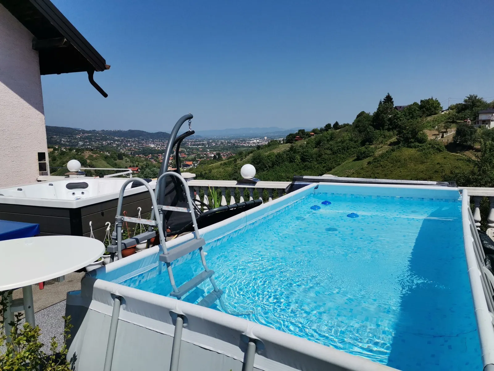 Pool mit Panoramablick über die Hügel
