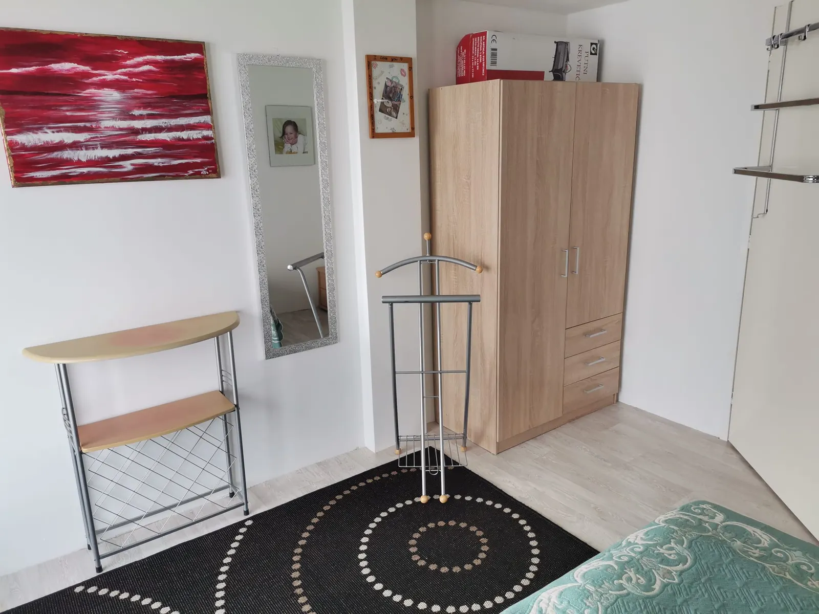 Kleiderschrank und Ablage im Schlafzimmer