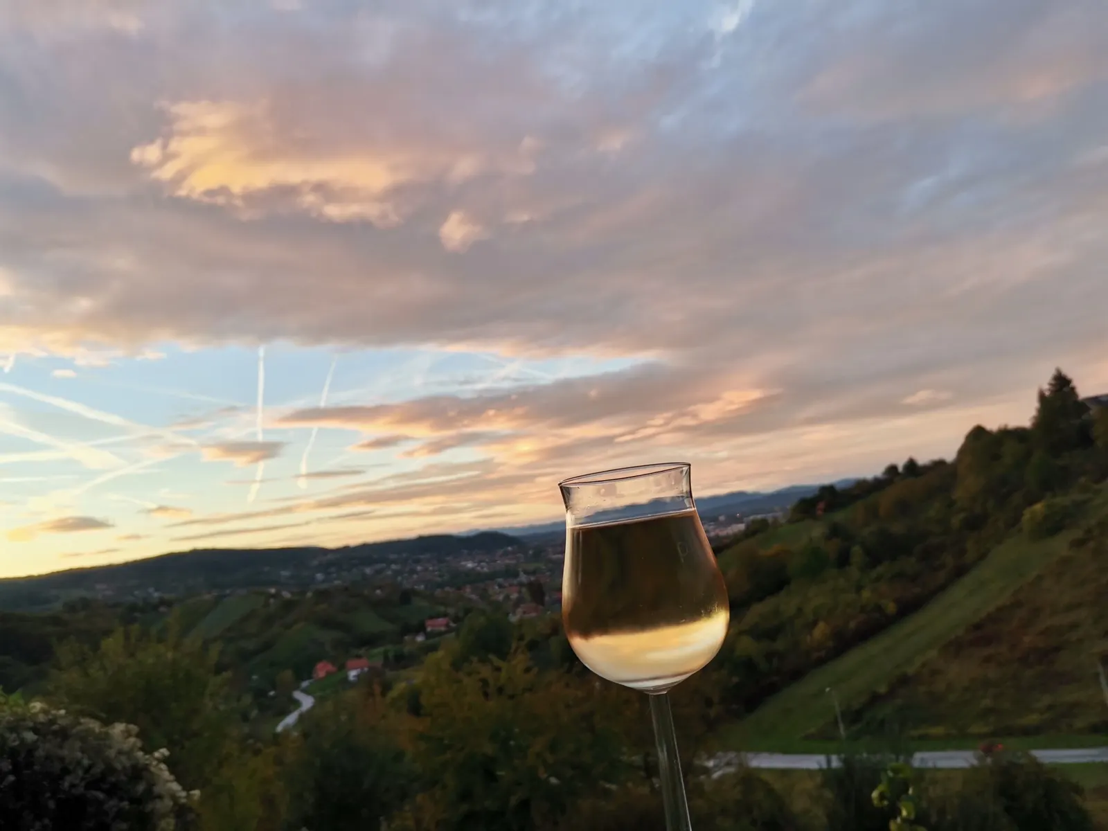Weinglas vor dem Sonnenuntergang