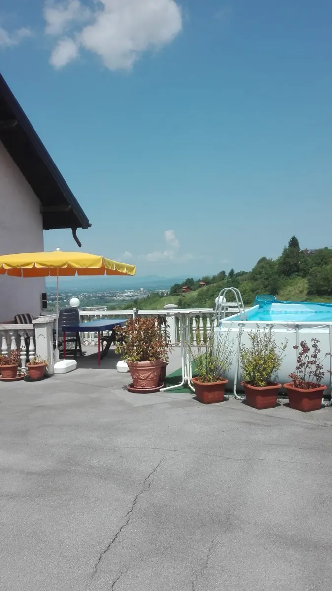 Sonnige Terrasse mit Sitzplätzen