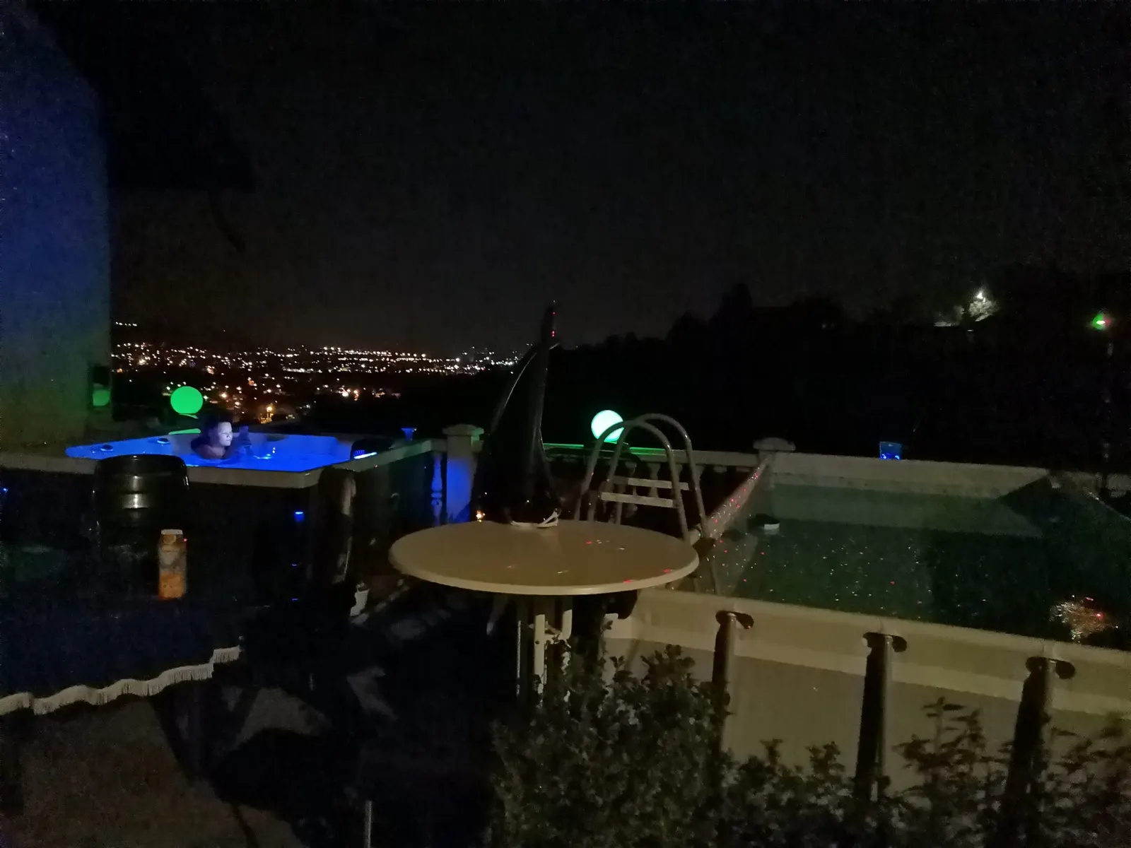 Terrasse mit Blick auf die Lichter bei Nacht