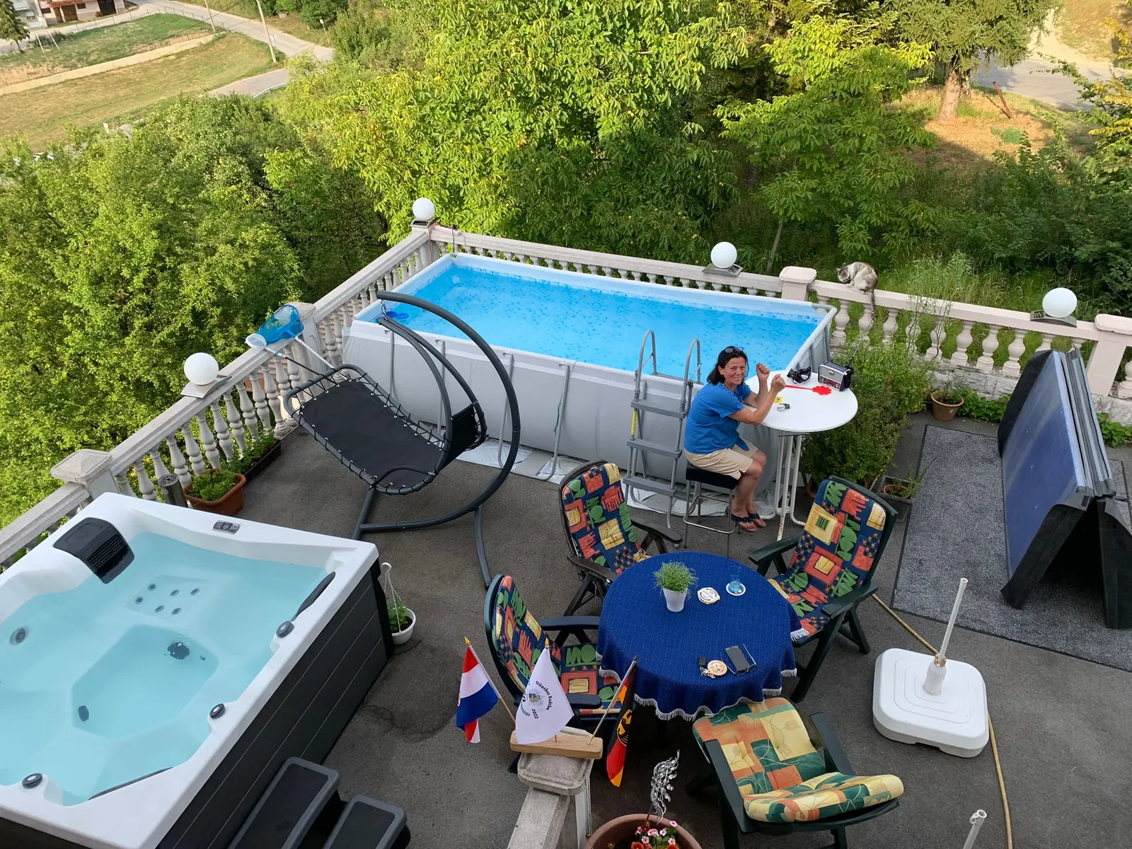 Große Terrasse mit Pool, Whirlpool und Sitzplätzen
