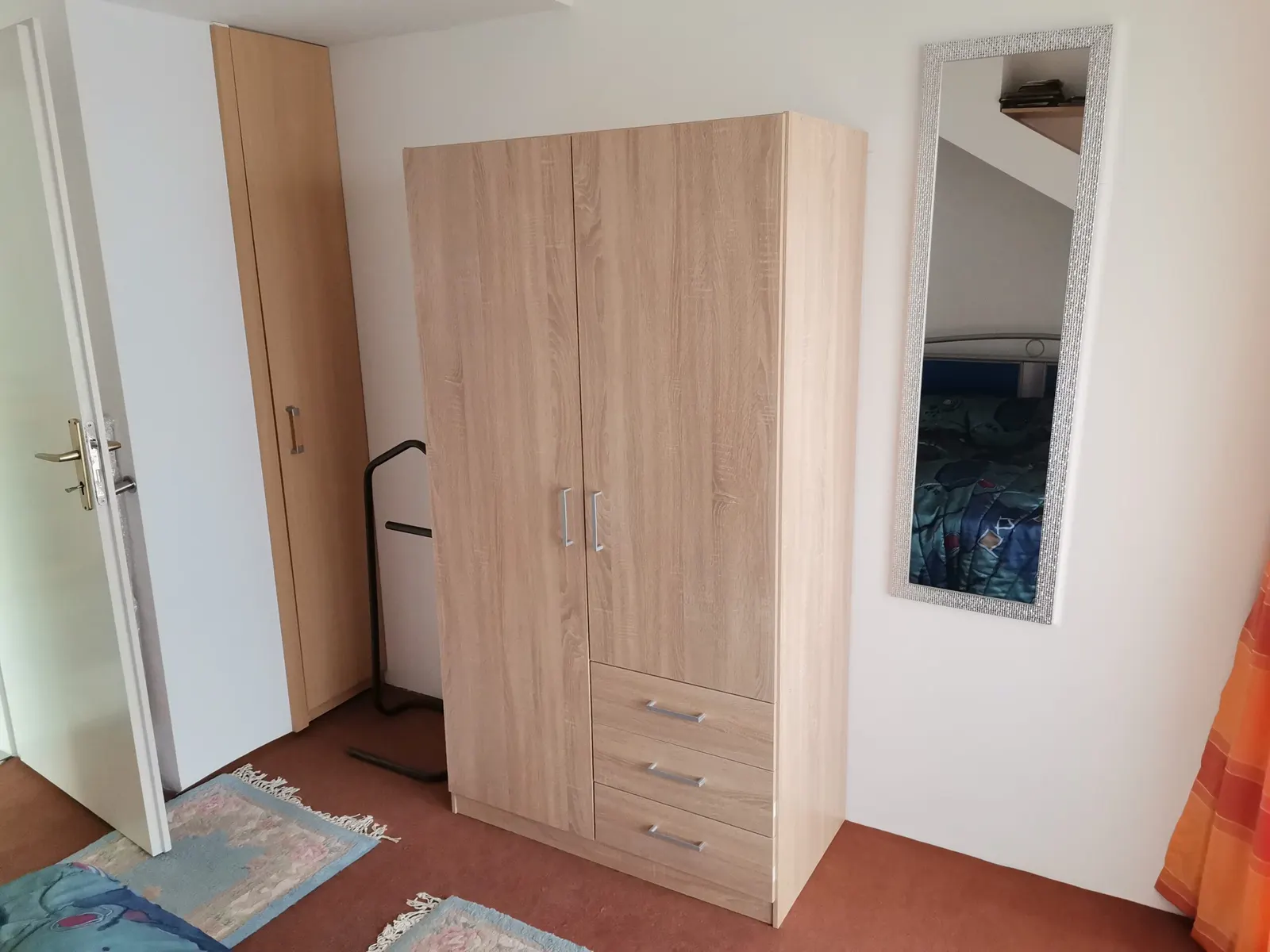 Heller Schlafraum mit Kleiderschrank