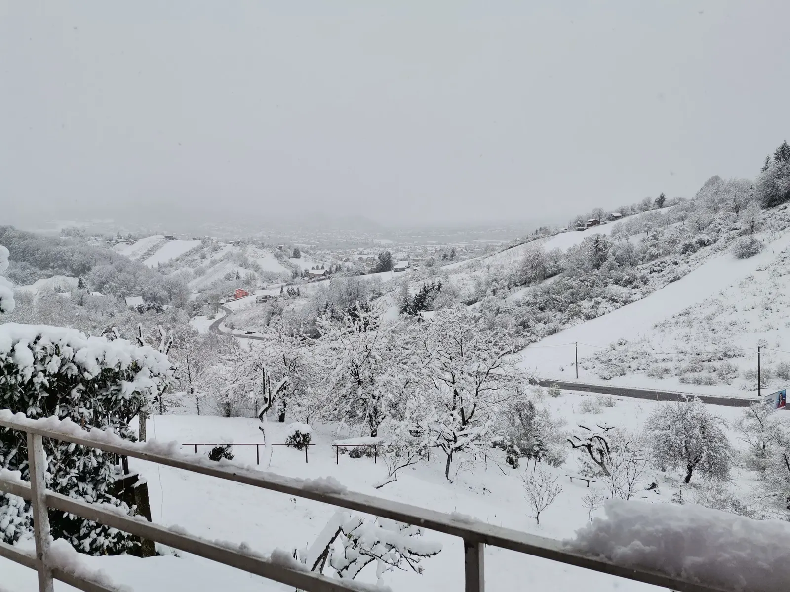 Verschneite Hügellandschaft im Winter